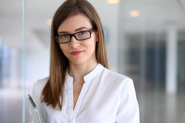 Retrato de mulher de negócios moderna no escritório