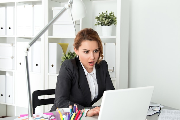 Retrato de mulher de negócios no escritório