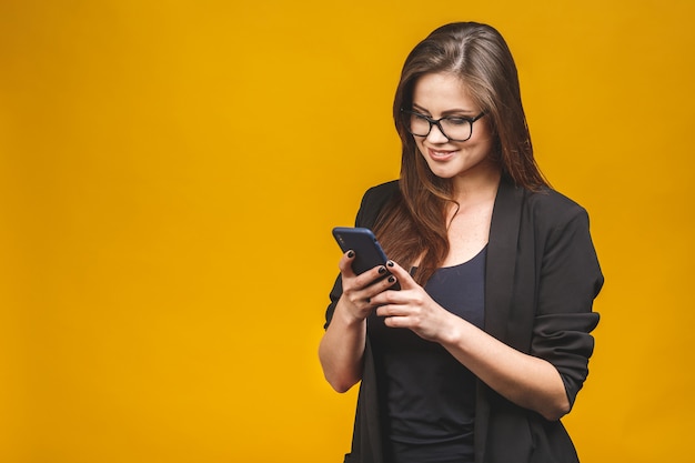 Retrato de mulher de negócios sorridente em óculos, segurando o smartphone