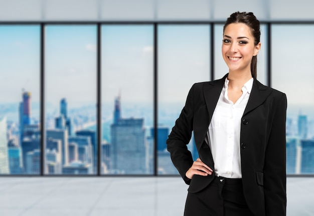 Retrato de mulher de negócios sorridente em um escritório moderno