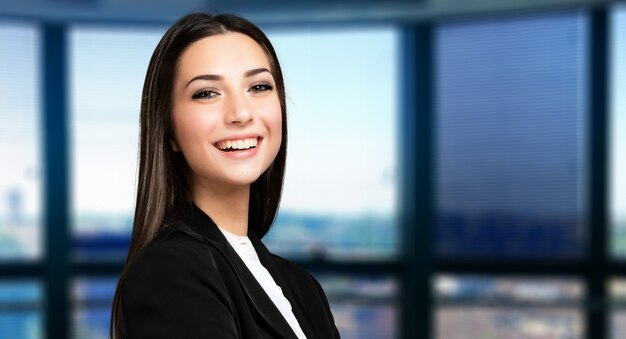 Retrato de mulher de negócios sorridente em um escritório moderno