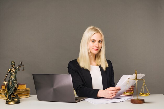 Retrato de mulher de negócios sorridente, olhando para a câmera e sorrindo enquanto trabalhava no escritório - imagem