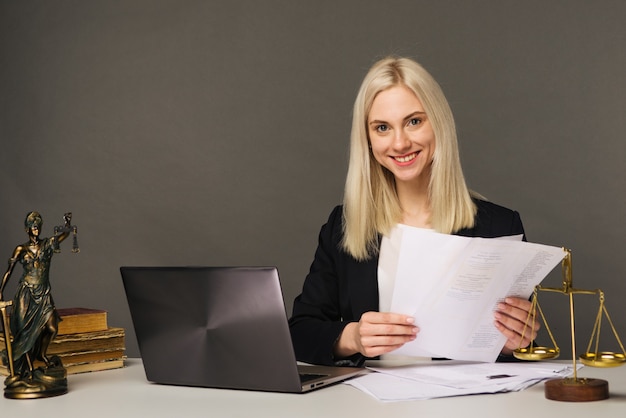 Retrato de mulher de negócios sorridente, olhando para a câmera e sorrindo enquanto trabalhava no escritório - imagem