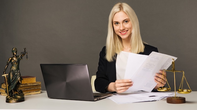 Retrato de mulher de negócios sorridente, olhando para a câmera e sorrindo enquanto trabalhava no escritório