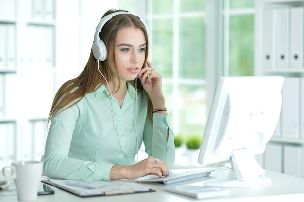 Retrato de mulher de negócios trabalhando no escritório