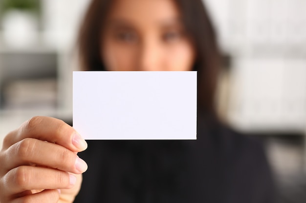 Foto retrato de mulher de negócios trabalhar no escritório mostrar fraque