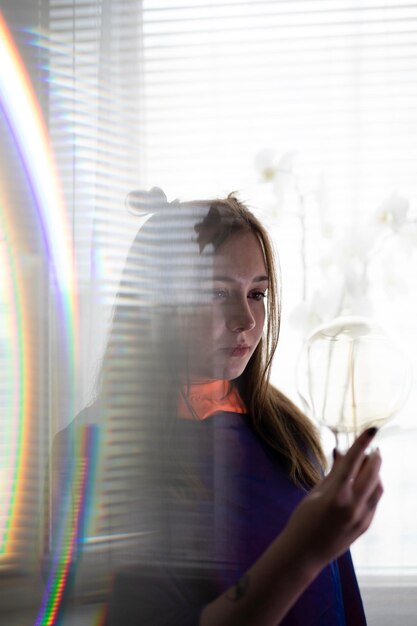 Foto retrato de mulher de pé contra a janela