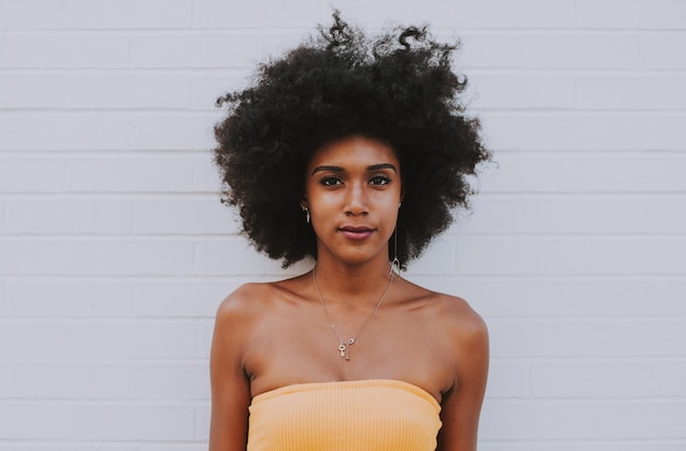 Retrato de mulher de pé contra a parede