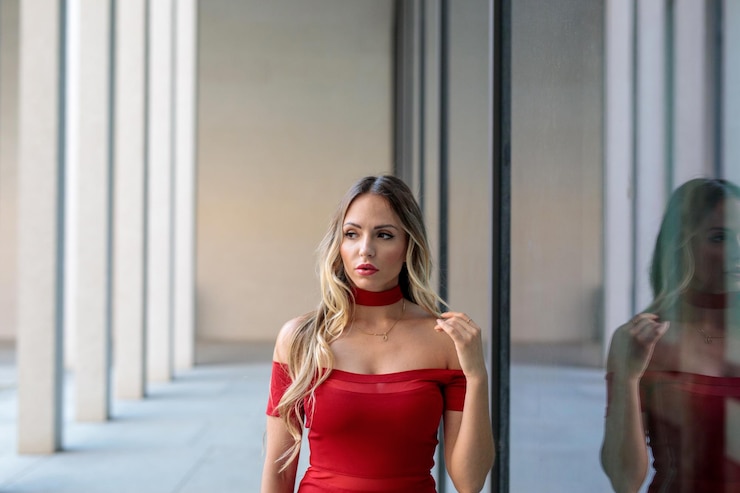 Foto retrato de mulher de pé contra a parede