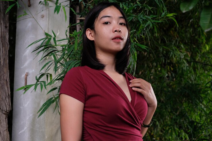 Foto retrato de mulher de pé contra plantas