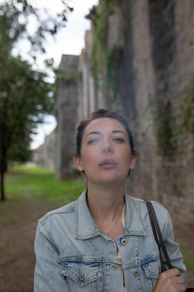 Foto retrato de mulher de pé junto à parede