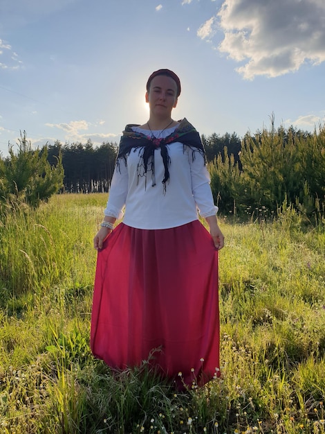 Foto retrato de mulher de pé no campo