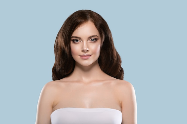 Retrato de mulher de pele de cabelo bonito natural compõem o cabelo longo cacheado. Cor de fundo azul