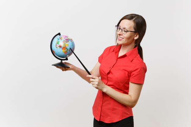 Retrato de mulher de professor de negócios em óculos de saia de camisa vermelha, segurando o globo e o ponteiro de sala de aula de madeira, isolado no fundo branco. ensino de educação no conceito de universidade do ensino médio. copie o espaço.