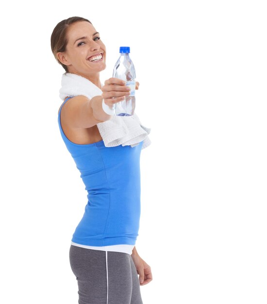 Retrato de mulher de treino e garrafa de água em estúdio para saúde, bem-estar e treino em fundo branco Pessoa feliz ou modelo esportivo dando líquido para ginásio energia aptidão física e desafio de exercício
