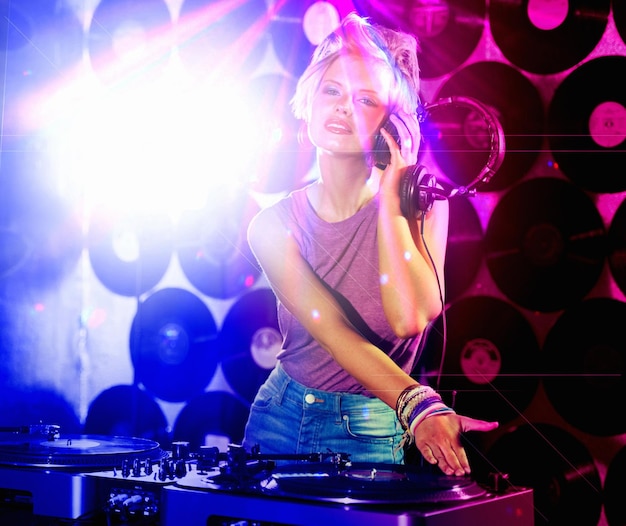 Retrato de mulher DJ e fones de ouvido para discoteca retrô e festa com luzes de néon e luzes de lente Happy gen z pessoa ouvir e misturar faixas e vinil em evento de música rave ou techno em discoteca de Berlim
