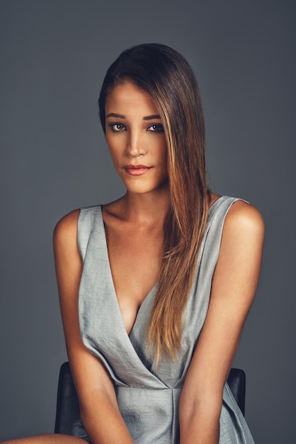 Retrato de mulher e beleza em fundo escuro para estilo de moda e pose em fundo Confiança e orgulho da pessoa feminina em roupas, cosméticos e maquiagem para moda e cuidados com o cabelo no estúdio