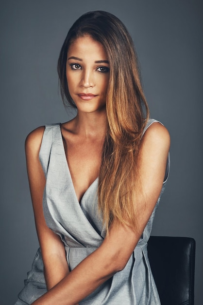 Retrato de mulher e beleza em fundo escuro para estilo de moda e pose em fundo Confiança e orgulho da pessoa feminina em roupas, cosméticos ou maquiagem para salão ou cuidados com o cabelo em estúdio ou fundo