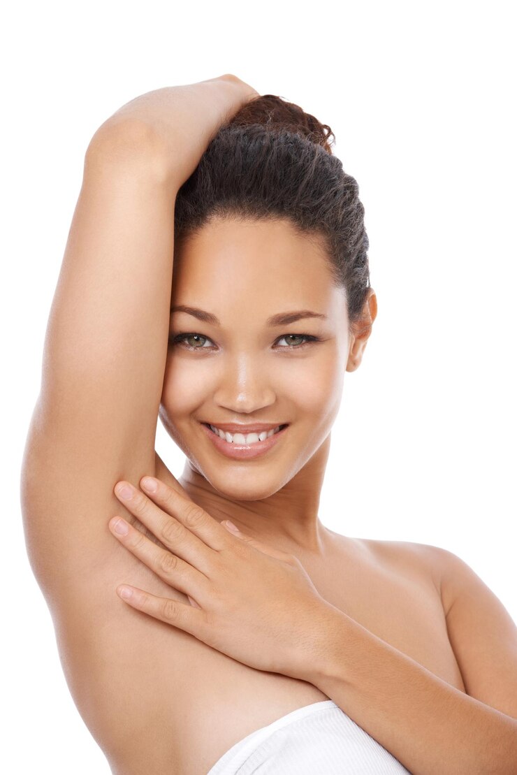 Foto retrato de mulher e beleza ou axila ou cosméticos limpeza e depilação da axila para higiene modelo feminino de bem-estar e cuidados com a pele ou estúdio facial e dermatologia com fundo branco