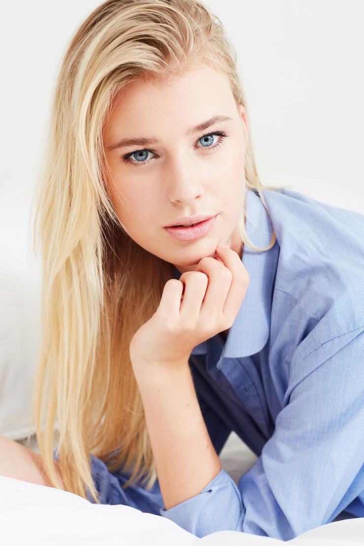 Foto retrato de mulher e confiança no quarto com estilo casual de moda e camisa para relaxar e paz na cama de casa rosto de pessoa e orgulho com satisfação de beleza natural ou roupas da moda em lençóis
