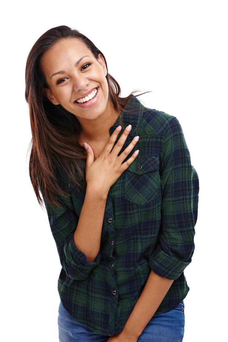 Foto retrato de mulher e moda com camisa a quadros estilo tocando peito para apreciação de marketing criativo pessoa feliz e confiante em roupas retrô elegantes em fundo de estúdio branco isolado
