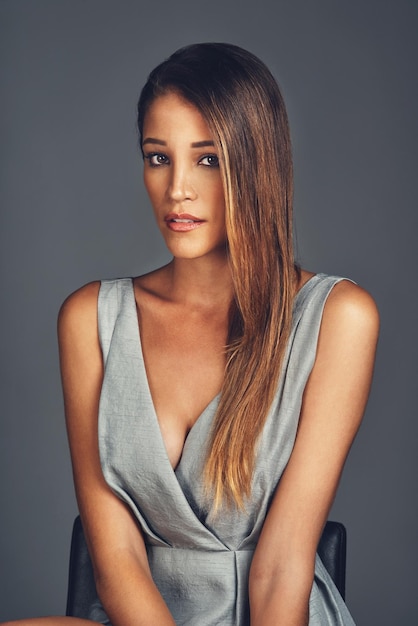 Retrato de mulher e moda em fundo escuro para estilo de beleza e pose em fundo Confiança e orgulho da pessoa feminina em roupas, cosméticos e maquiagem para moda elegante e cuidados com o cabelo no estúdio
