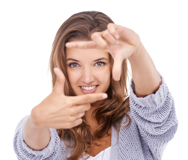 Retrato de mulher e moldura de dedo em estúdio para revisar a composição da imagem de perfil ou a criatividade em fundo branco Mãos de modelo felizes e perspectiva de planejamento de fotografia de rosto ou selfie perfeito