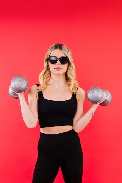 Retrato de mulher e óculos de sol de fitness e halteres acessórios de moda retrô e treinamento muscular