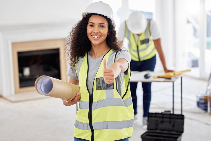 Foto retrato de mulher e polegares para cima no canteiro de obras com aprovação de planos e segurança na indústria engenheira feliz e gesto de mão com colega para opinião sim e como para gerenciamento de projeto