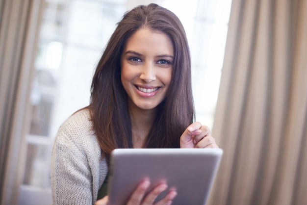 Retrato de mulher e tablet para navegar no aplicativo do site e rolar nas mídias sociais em casa Sorriso de pessoa feminina e conexão com a internet para blogar feliz e comunicação on-line sobre tecnologia
