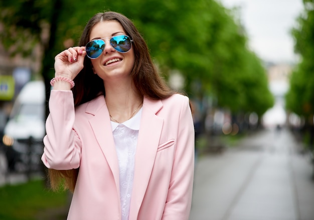 Retrato de mulher elegante em óculos de sol