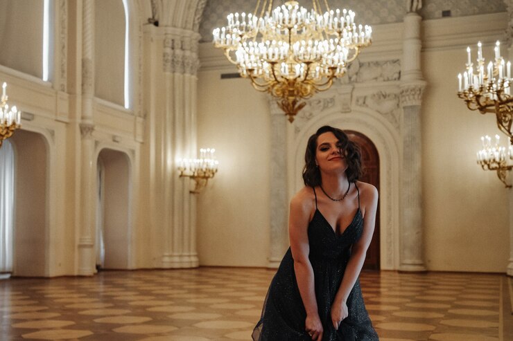 Foto retrato de mulher elegante em terno posando