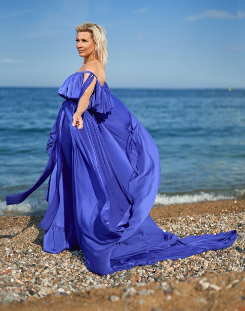 Foto retrato de mulher elegante na moda adulta à beira-mar.