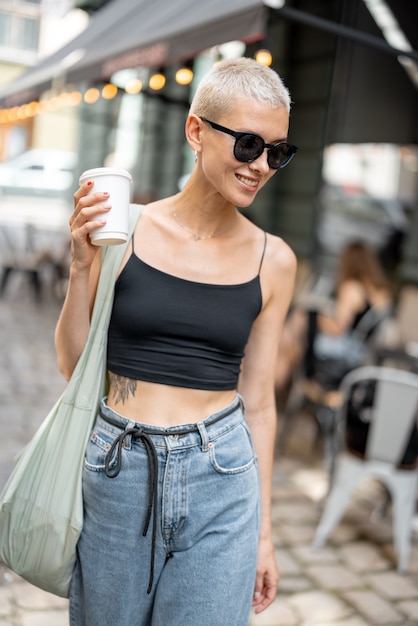 Retrato de mulher elegante na rua