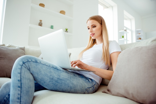 Retrato de mulher em casa com laptop