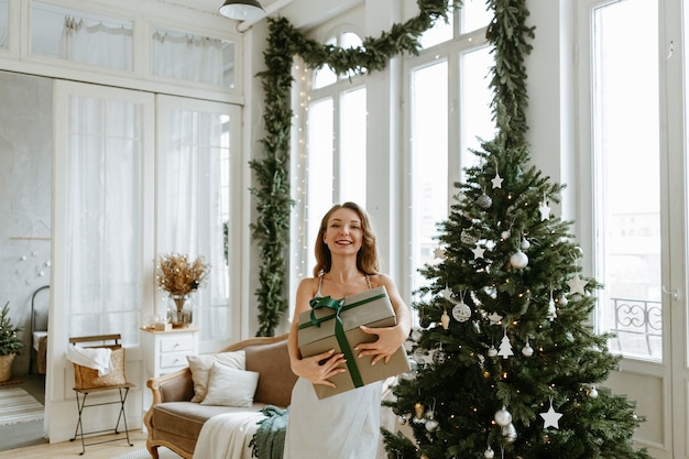 retrato de mulher em casa na época do natal