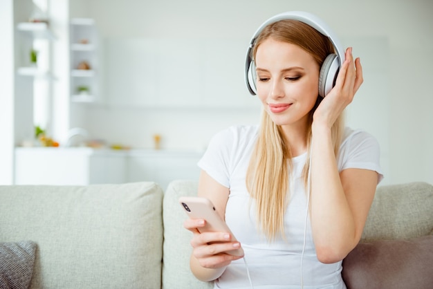 Retrato de mulher em casa ouvindo música