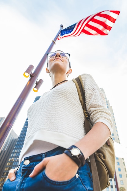 Retrato de mulher em Chicago com a bandeira do EUA