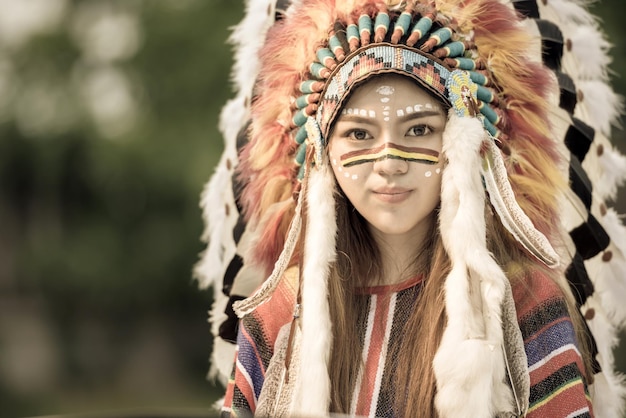 Foto retrato de mulher em roupas tradicionais