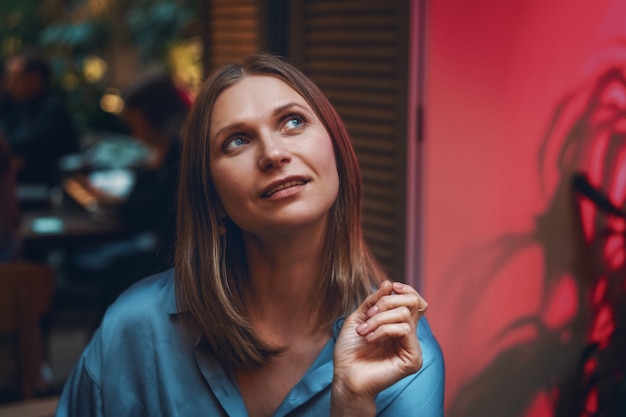 Retrato de mulher em um café fecha a expressão facial sonhadora