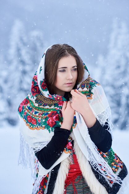 Retrato de mulher em um dia de inverno em fundo de paisagem de neve