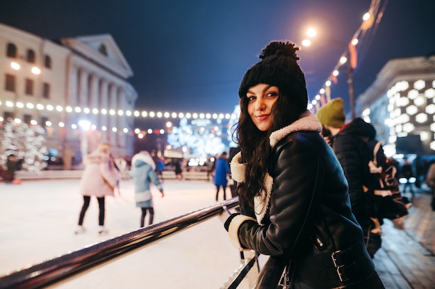 retrato de mulher em um mercado de Natal decorado com lanternas