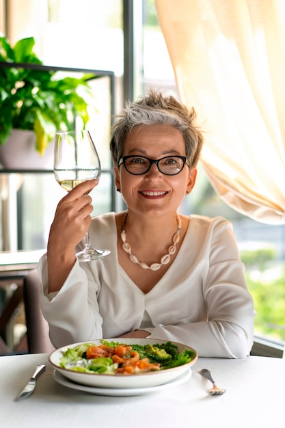 Foto retrato de mulher em um restaurante luxuoso