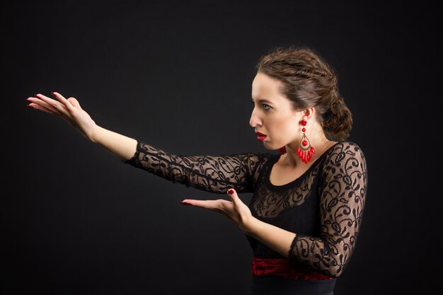 Retrato de mulher espanhola dançando flamenco