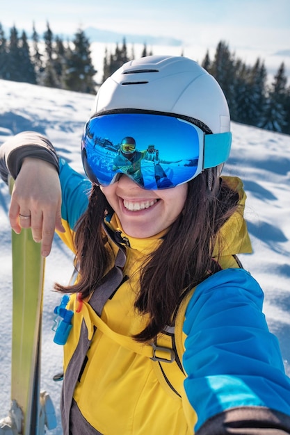 Retrato de mulher esquiadora sorridente dia ensolarado