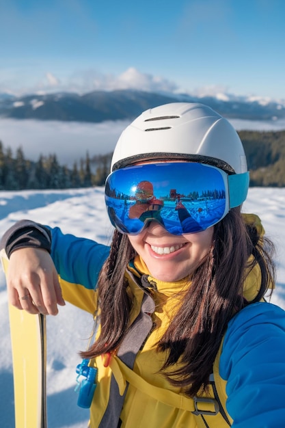 Retrato de mulher esquiadora sorridente