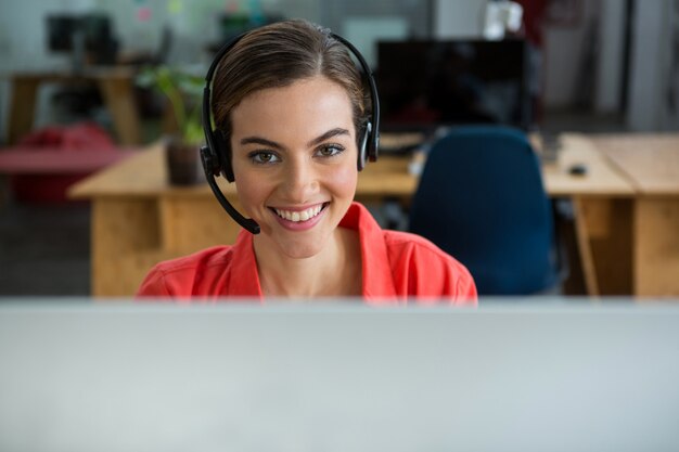 Foto retrato de mulher executiva com fones de ouvido no escritório criativo