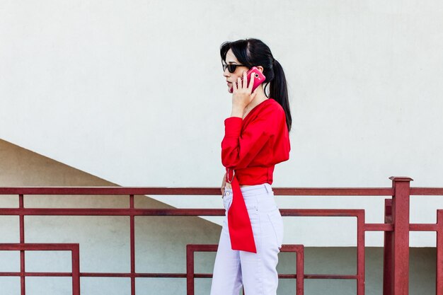 Retrato de mulher falando ao telefone