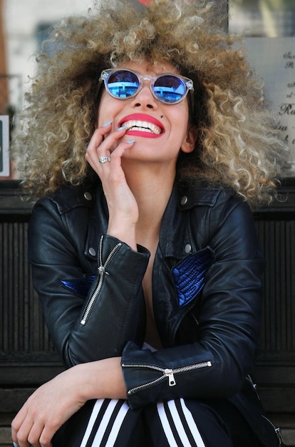 Foto retrato de mulher feliz com óculos de sol