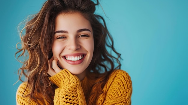 Retrato de mulher feliz com sorriso saudável vestida com camisola amarela isolada em fundo azul